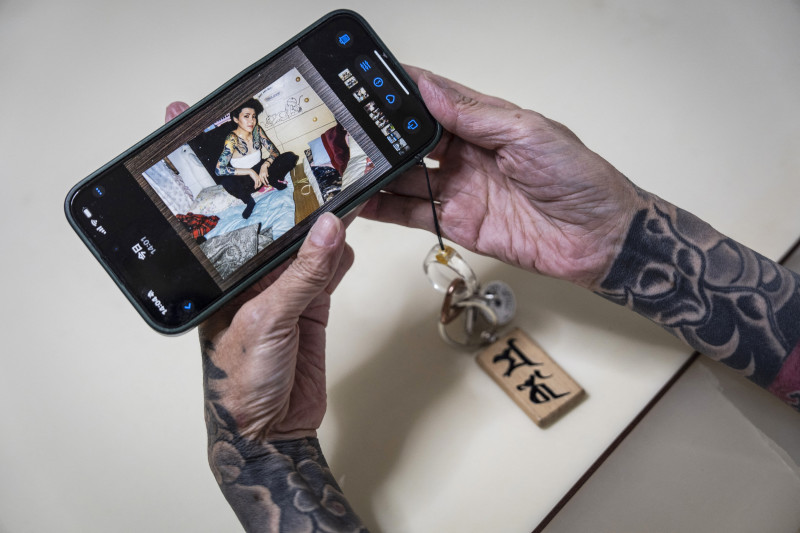 La yakuza retirada Mako Nishimura muestra una foto de ella más joven, cuando formaba parte del mundo del crimen organizado, durante una entrevista con la AFP en su residencia de Gifu