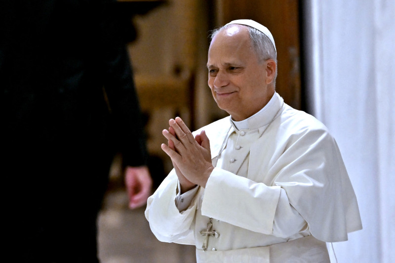 El papa León XIV saluda a los peregrinos al término de la audiencia del Jubileo de los romaníes, los sinti y los pueblos itinerantes en la sala Pablo VI del Vaticano, el 18 de octubre de 2025