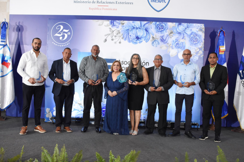 Mirna Pimentel junto a Yeurys Frías Payero, Joselito Peña, Francisco Meriño, Iris Lizardo, Ángel Vargas, Kosaky Suberví y Julio César Peña.