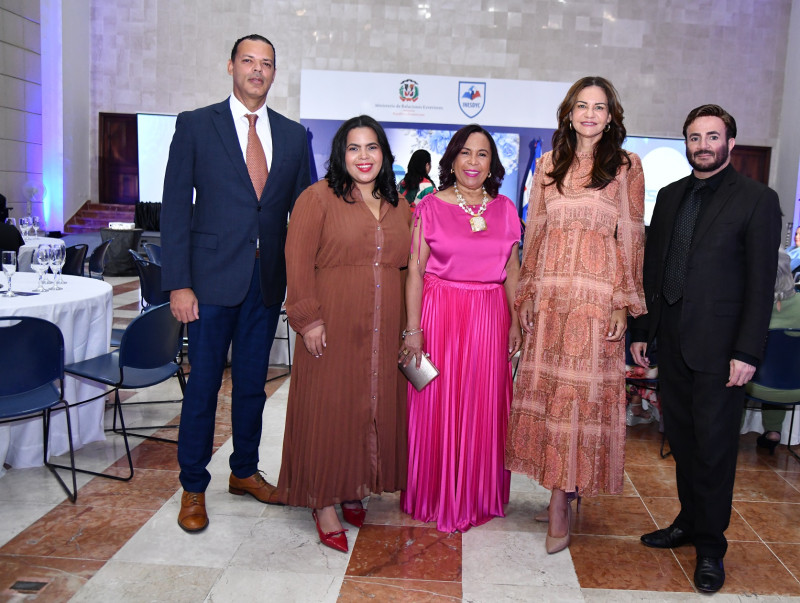 Ellyn Reynoso, Mariel Araujo, Zoila Puello, Celeste Pérez y Juan Tomás