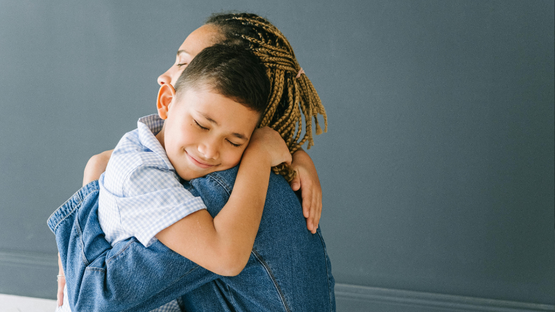 Imagen ilustra a una madre respodiendo afectuosamente ante las emociones de su hijo.
