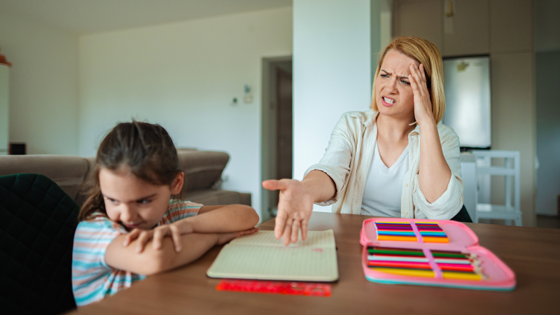 Imagen ilustra a una madre estresada mientras acompaña a a su hija en el proceso educativo.