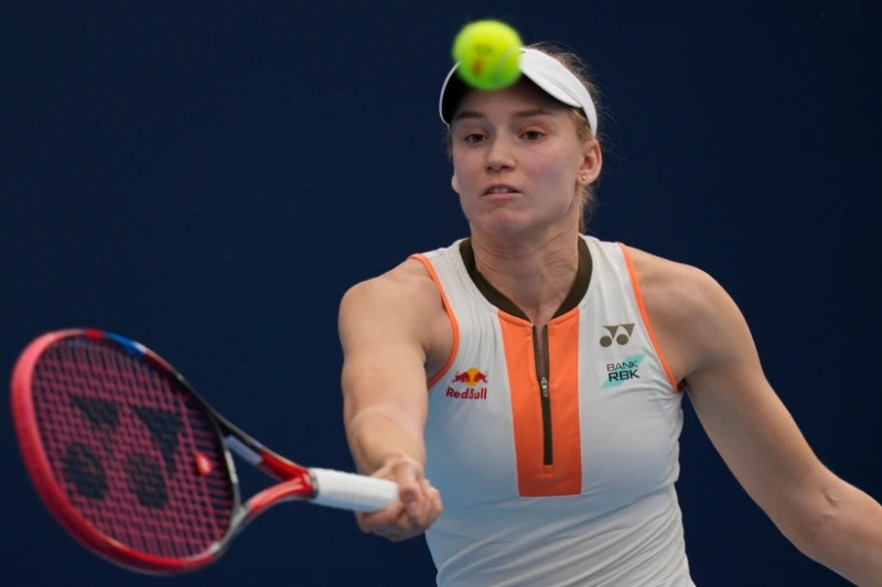La kazaja Elena Rybakina regresa una bola ante la estadounidese Caty Mcnally en el Abierto de China el viernes 26 de septiembre del 2025.