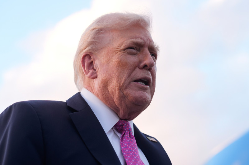 El presidente Donald Trump habla con periodistas tras su llegada en el Air Force One al Aeropuerto Internacional de Palm Beach, el viernes 17 de octubre de 2025, en West Palm Beach, Florida