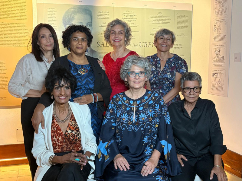 Inés Tolentino, Iris Pérez Romero, Iris de Mondesert, Guadalupe Casasnovas y, sentadas, Elsa Núñez, Lidia León y Mayra Johnson