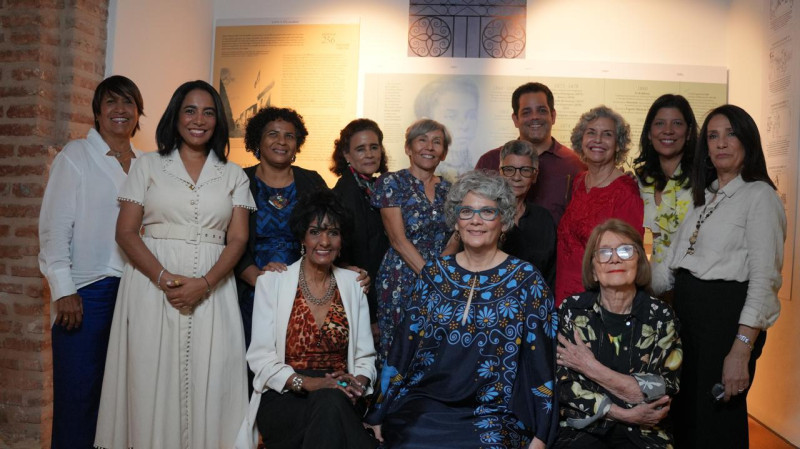 Rosanna Pons, Lilian Carrasco, Iris Pérez Romero, Laura Faxas, Guadalupe Casasnovas, Jaime Read, Iris de Mondesert, Yamile Eusebio, Inés Tolentino y, sentadas Elsa Núñez, Lidia León y Marianne de Tolentino.