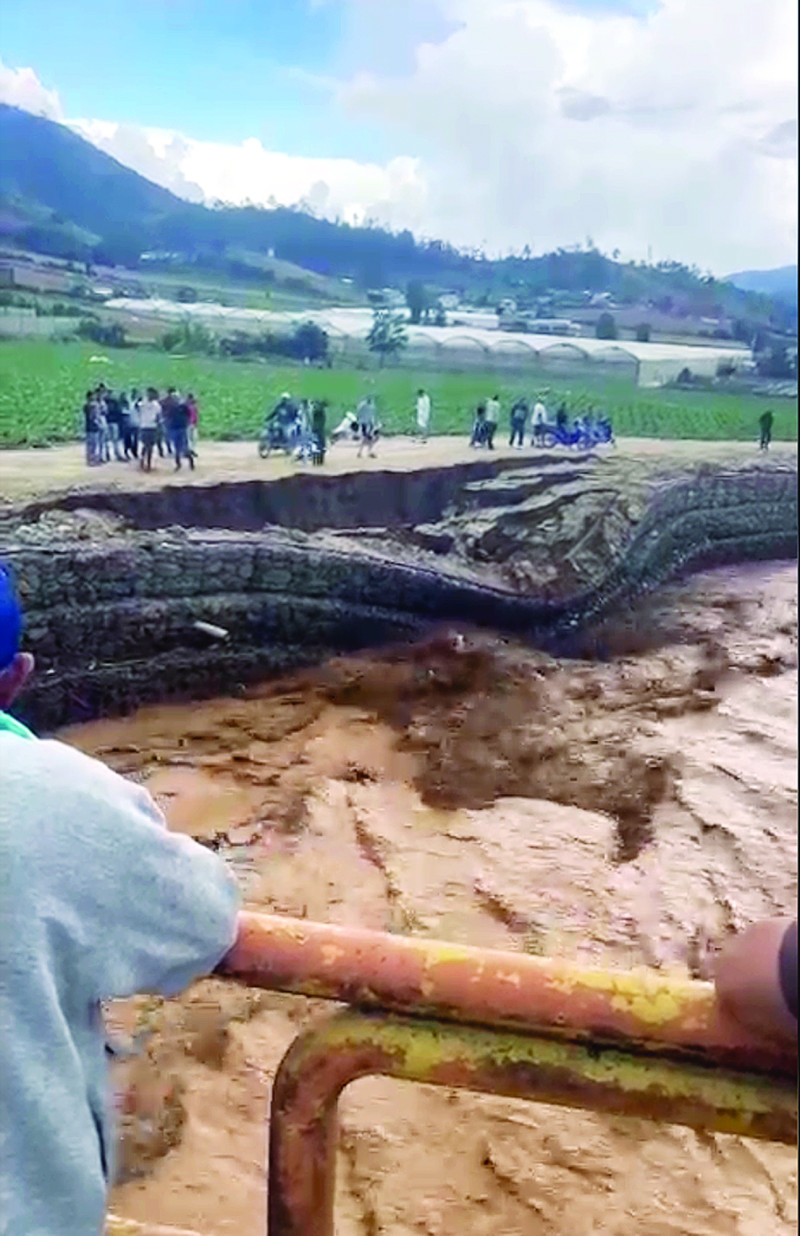 La crecida del río Tireo tras fuertes lluvias dañó viviendas, cultivos y gaviones.