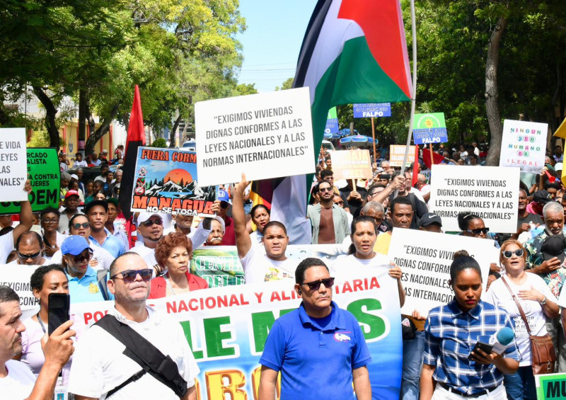 Representantes de organizaciones populares marcharon ayer demandando del Gobierno mejores condiciones de vida, protección al medio ambiente y cuidado del agua.