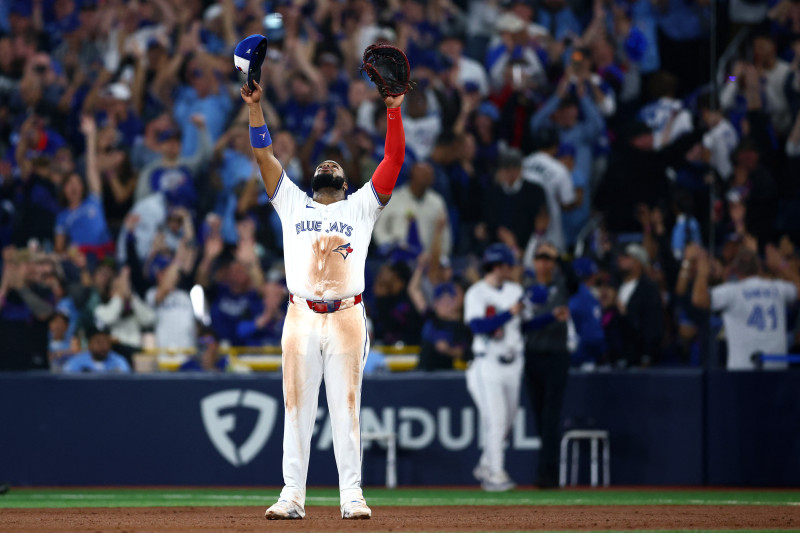 Vladimir Guerrero Jr. celebra en el campo tras derrotar a los Seattle Mariners en el sexto partido de la Serie de Campeonato de la Liga Americana en el Rogers Centre el 19 de octubre de 2025 en Toronto, Ontario
