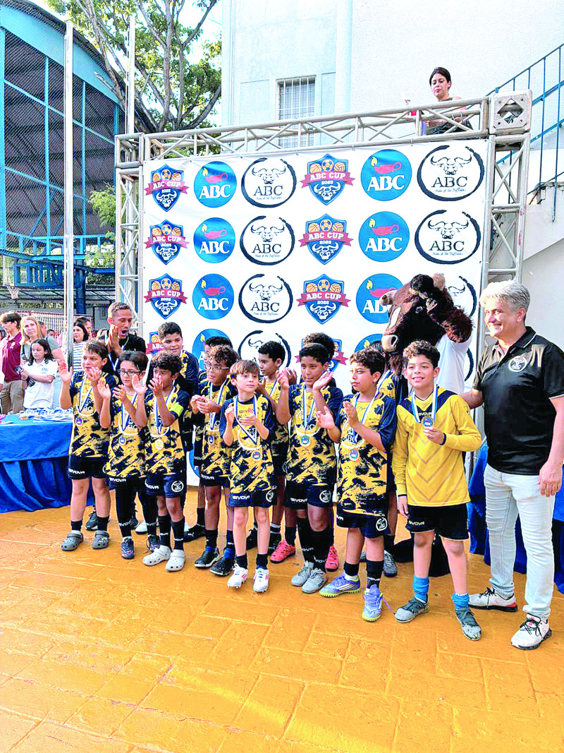 Grupo de infantes del Colegio ABC junto con varios de sus profesores.
