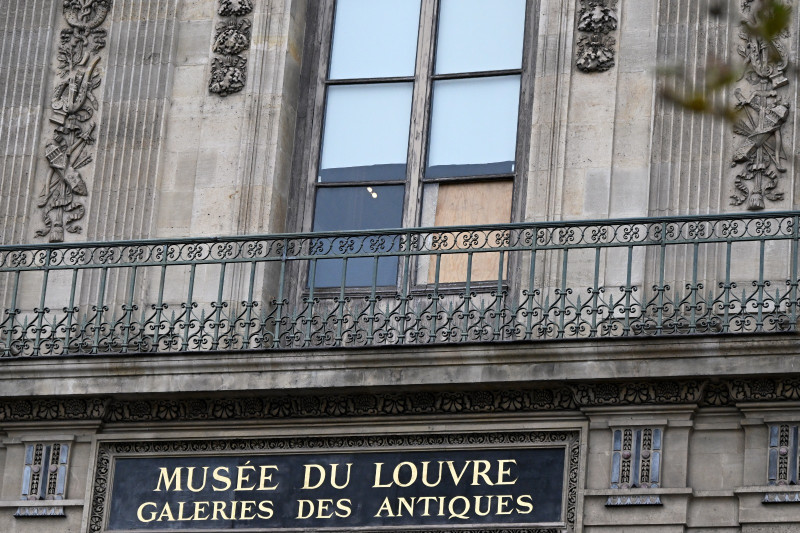 El escaparate del Museo del Louvre, donde los ladrones llegan para el robo, el lunes 20 de octubre de 2025 en París. El museo permanece cerrado al día siguiente del robo de las joyas del domingo.