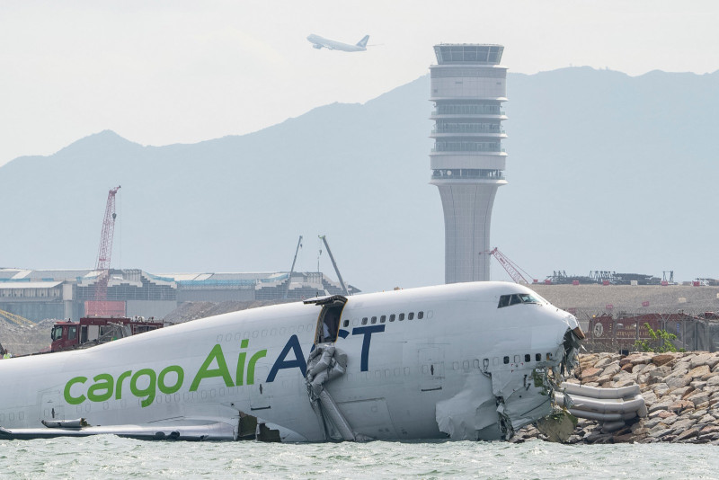 El avión de carga que se salió de la pista del aeropuerto de Hong Kong, visto el lunes 20 de octubre de 2025. (Foto AP/Chan Long Hei)