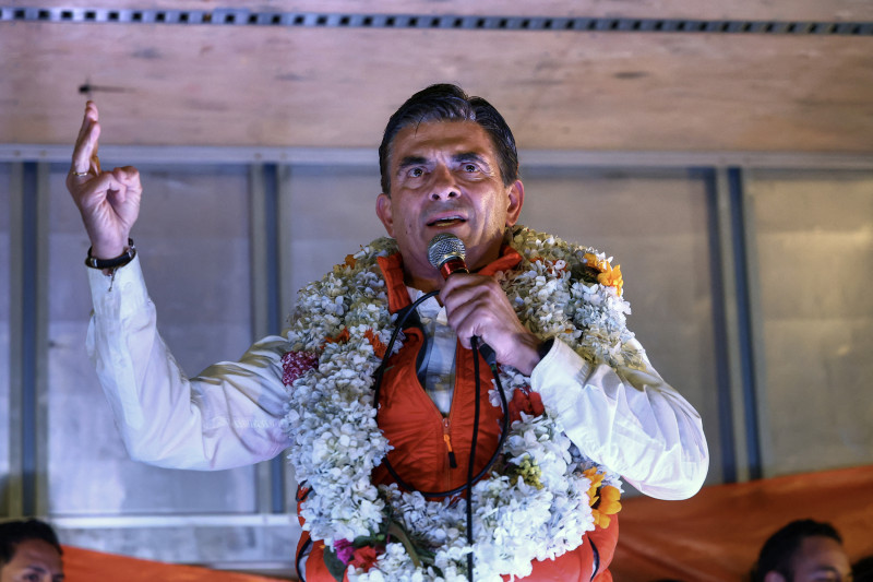 El candidato presidencial de Bolivia por el Partido Demócrata Cristiano (PDC), Rodrigo Paz, pronuncia un discurso ante sus simpatizantes tras los resultados de la segunda vuelta de las elecciones presidenciales en La Paz, el 19 de octubre de 2025.