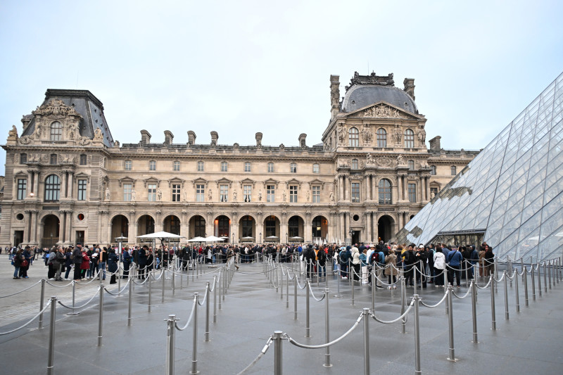 La gente hace fila para entrar al Museo del Louvre