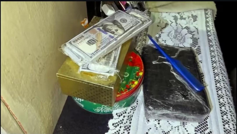 Se presume es cocaína, RD$ 551,550 pesos dominicanos, US$ 22,000 dólares (falsos), una jeepeta, 04 celulares y otras evidencias.