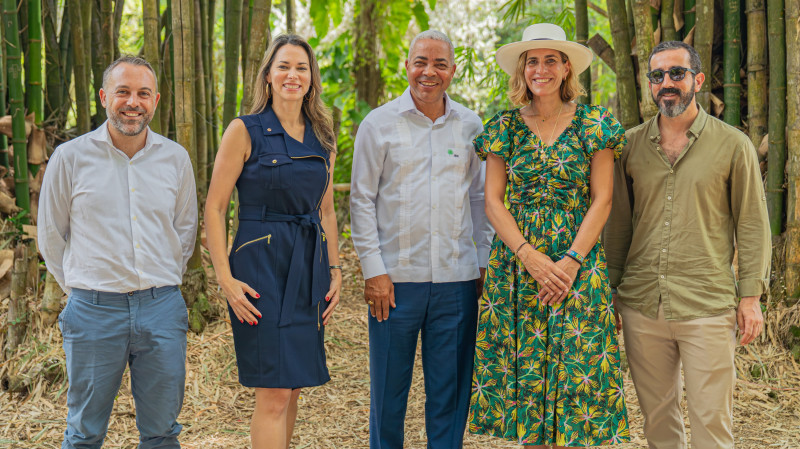 Representantes de Eco-Bahia junto a director general del Jardín Botánico Nacional, Pedro Nolasco.