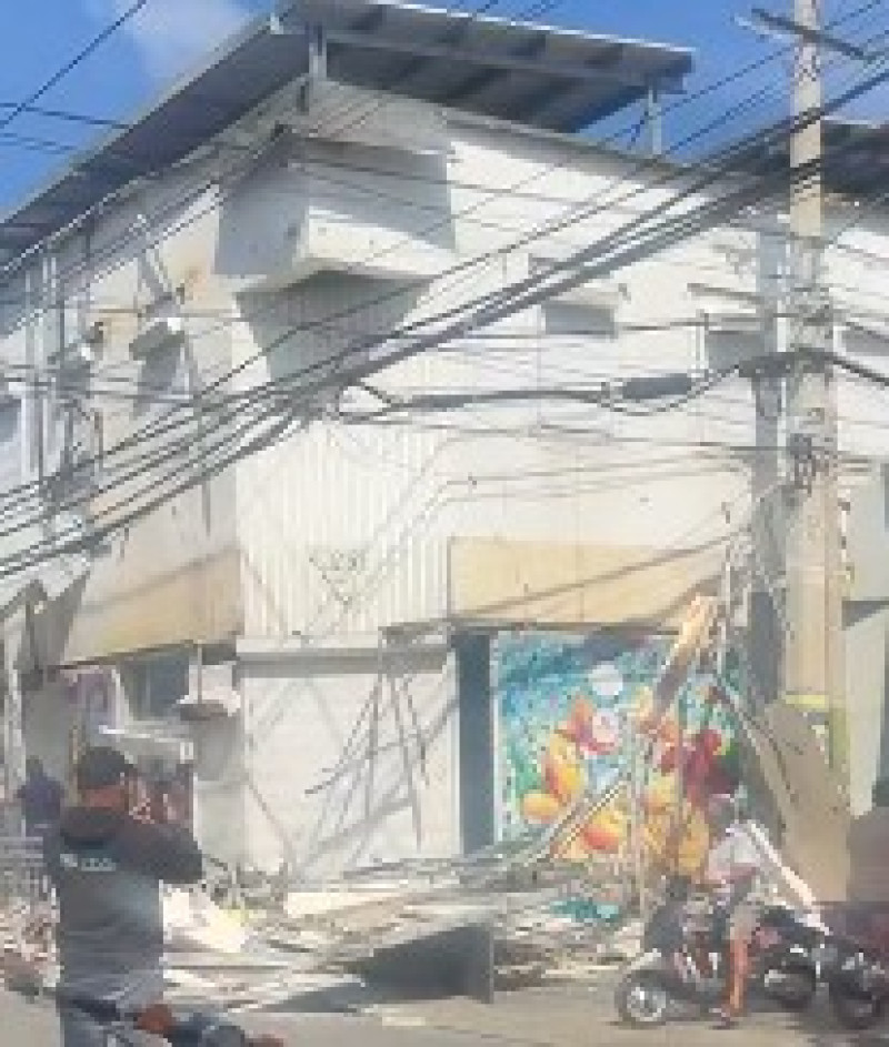 La mañana de este lunes se registró un desplome de la estructura metálica que sostenía los letreros de la sucursal del Banco de Reservas, en Salcedo.