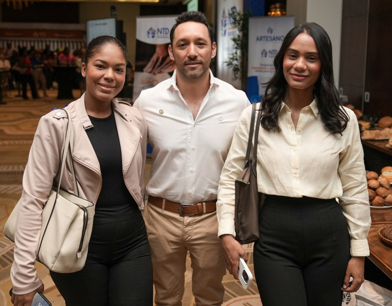 Kristel Abad, Héctor Pantoja y Coral Melo.