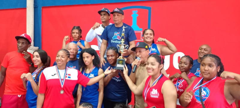 Miguel Martínez y Santico Sosa premian al entrenador Guelo Pérez y a las boxeadoras de Santiago.