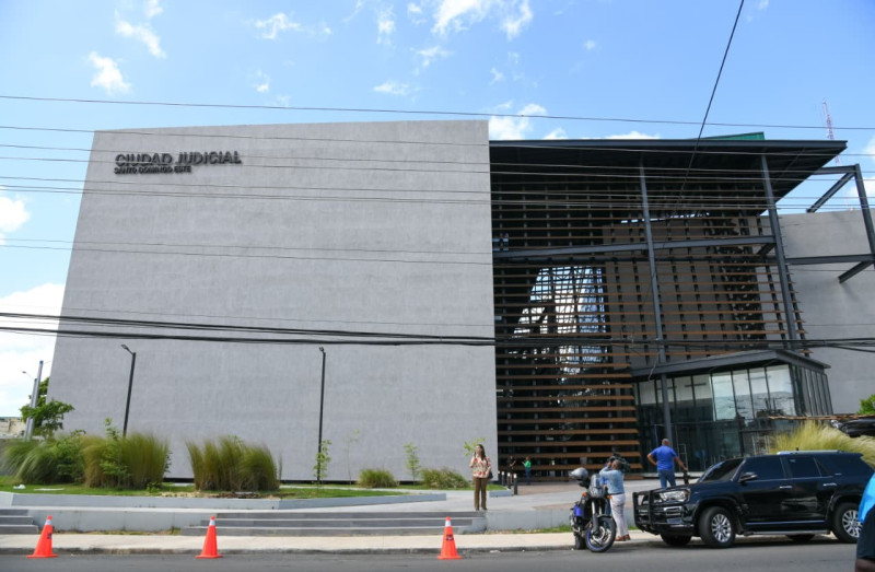 Fachada de la nueva Ciudad Judicial de Santo Domingo Este (SDE), de la que ayer se informó de las fases de traslado y funcionamiento