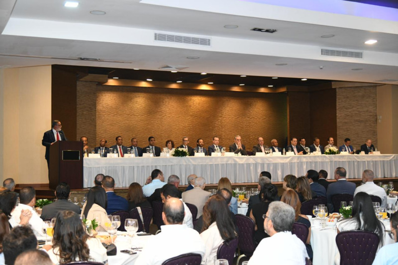 El presidente de la Federación Dominicana de Comerciantes, Iván García, expone durante la celebración del 51 aniversario de la entidad.