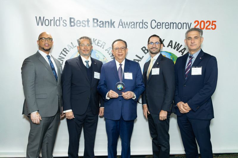 Héctor Valdez Albizu cuando recibía el reconocimiento de la revista.