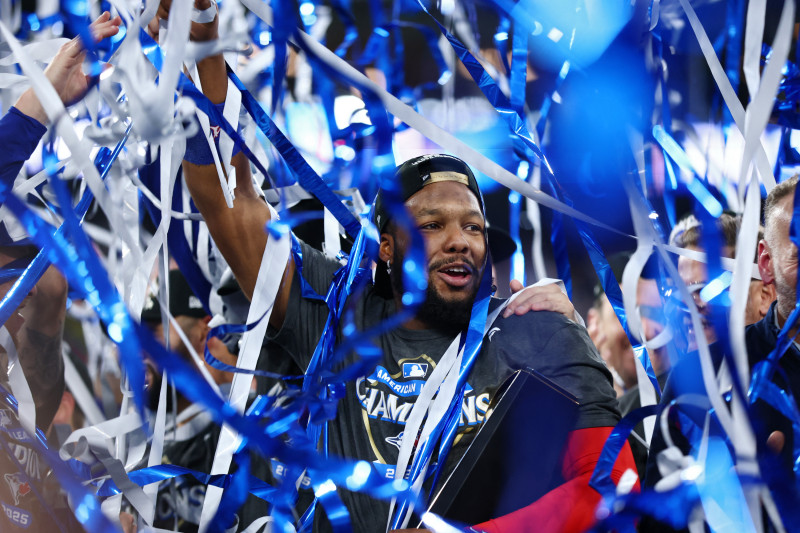 Vladimir Guerrero Jr., número 27 de los Toronto Blue Jays, celebra tras el séptimo juego de la Serie de Campeonato de la Liga Americana contra los Seattle Mariners en el Rogers Centre el 20 de octubre de 2025 en Toronto, Ontario.
