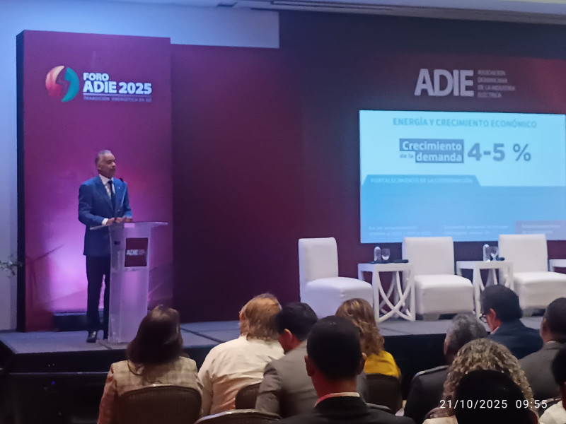 Joel Santos, ministro de Energía y Minas durante su conferencia en el Foro ADIE 2025