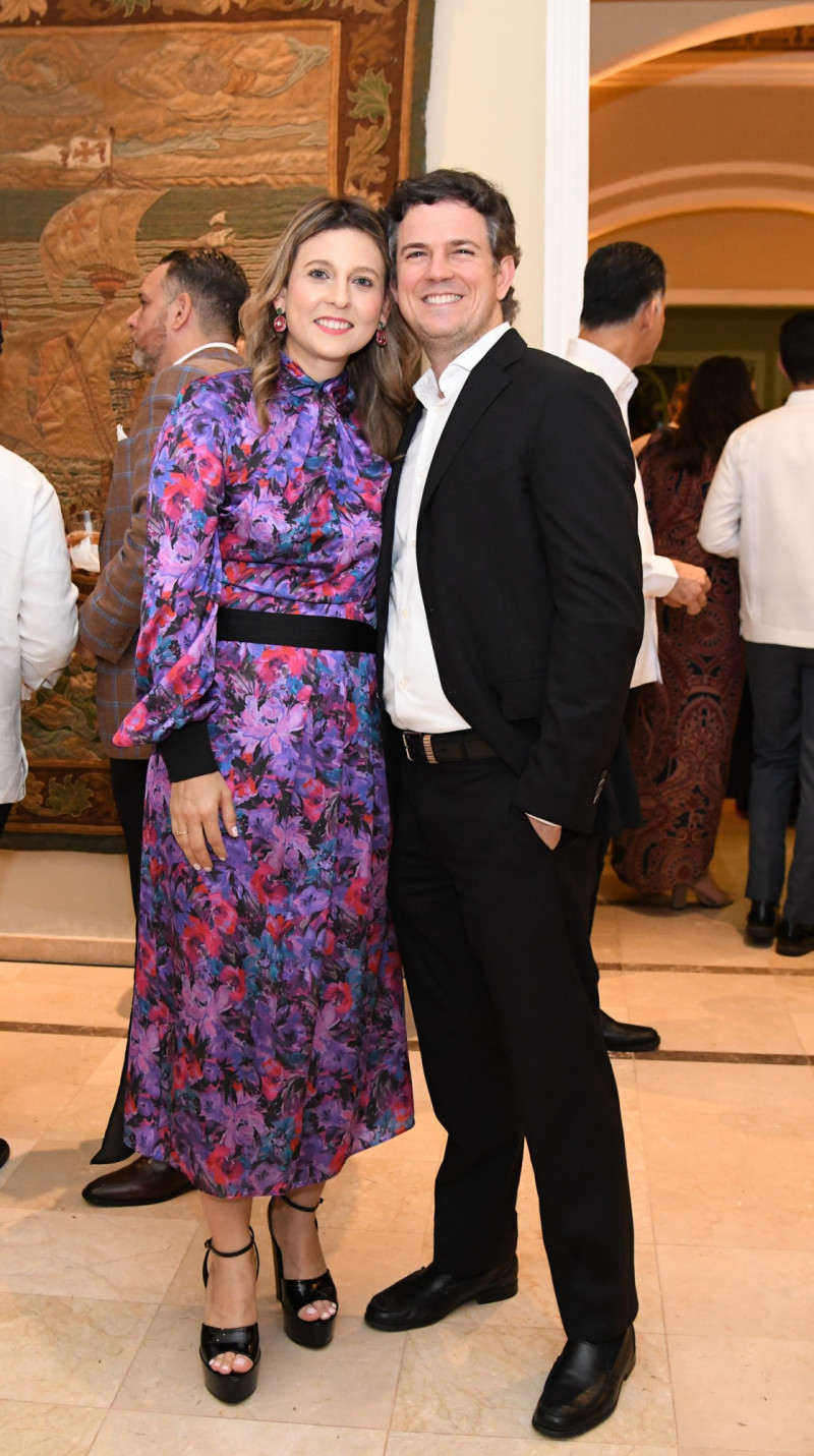 Ana Carolina Blanco de País y Juan Carlos País.