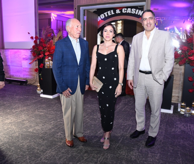 Carlos Alonso, Karla Alonso y Alejandro Alonso.