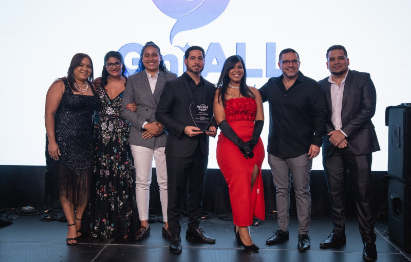 Ejecutivos de Hard Rock Hotel entregan el premio al equipo de la engencia GniALL que se alzó con el primer lugar en la categoría Reservas Individuales