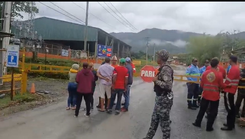 Autoridades y personas en los alrededores de Cormidom