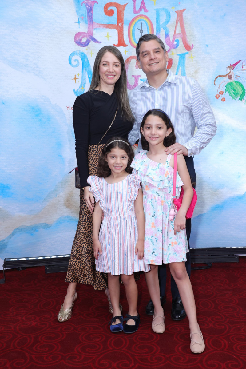 Laura Perallón, Carlos Cabrera, Isabella y Camila Cabrera.