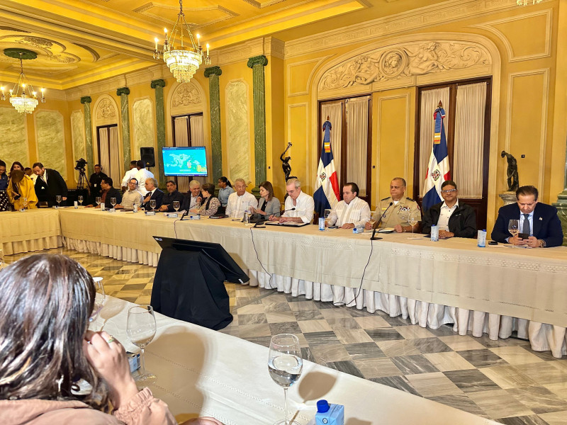 Luis Abinader durante su reunión con representantes del COE