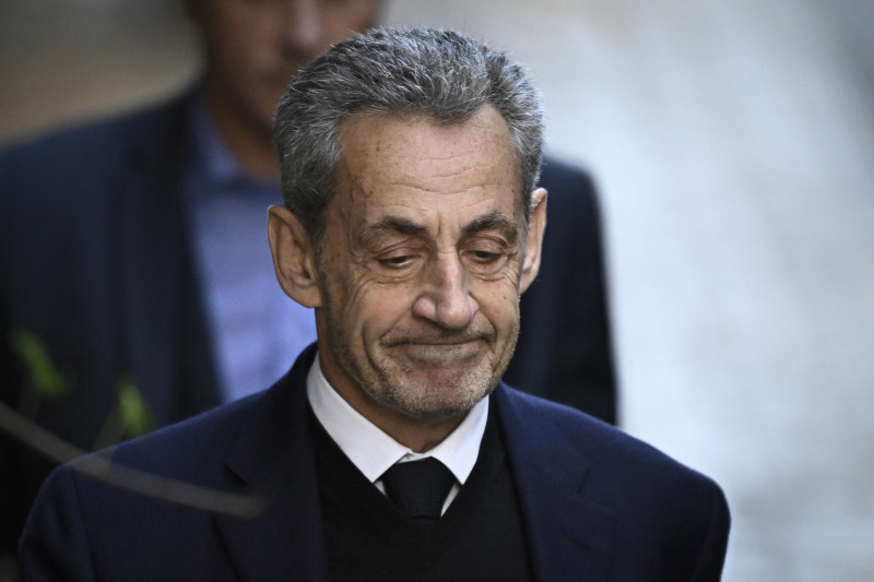 Nicolas Sarkozy abandona su residencia para presentarse en la prisión de La Santé, donde cumplirá una condena de cinco años el 21 de octubre de 2025