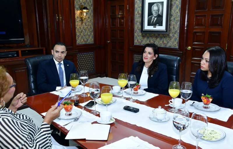 Francisco J.García, del Popular; Yamel Pimentel y Yudith Rubiera, del Banreservas, participaron en el Desayuno de Listín Diario.