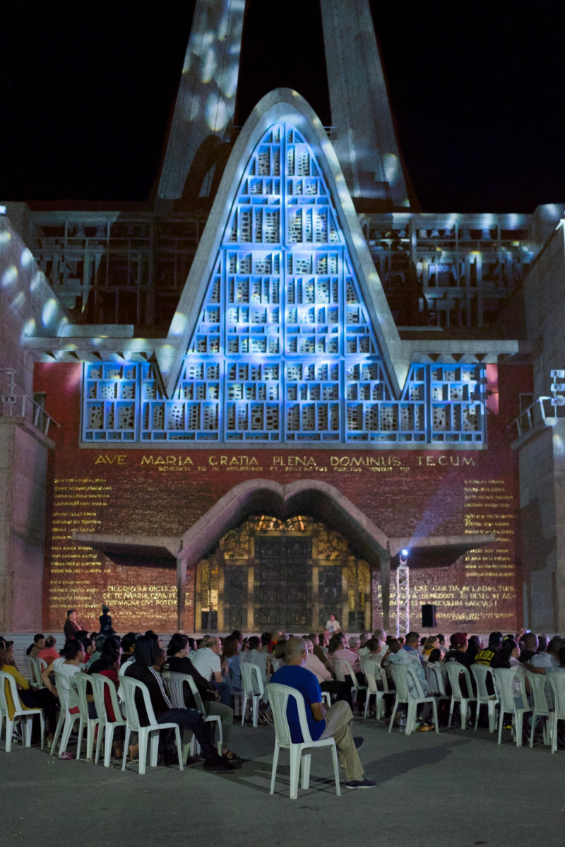 La actividad reunió a representantes de la Iglesia Católica, autoridades locales, artistas, medios de comunicación y miembros de la comunidad, convirtiéndose en un acontecimiento histórico para el cine dominicano.