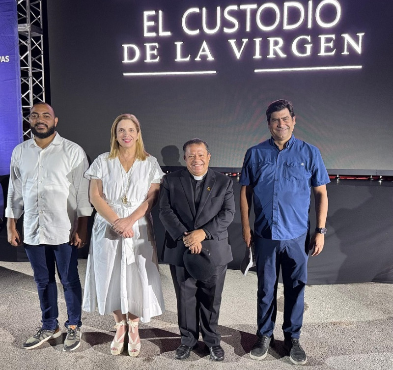 José Enrique Rodríguez, Elsa Turull de Alma, Rvdo. Padre Evaristo Areché, Antonio Alma durante la proyección del documental "El custodio de la Virgen".