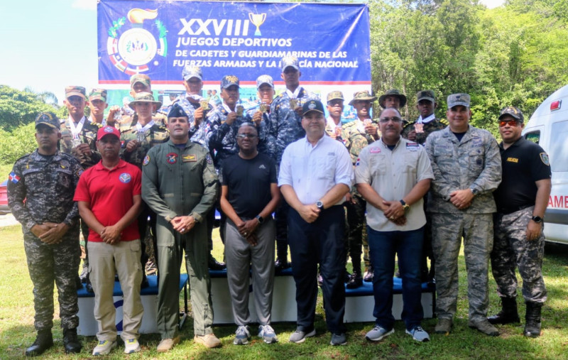 El coronel Osvaldo Montero Mena, de la FARD, presidente del Comité Organizador, junto a los delegados académicos, premian los primeros lugares en tiro con pistola.