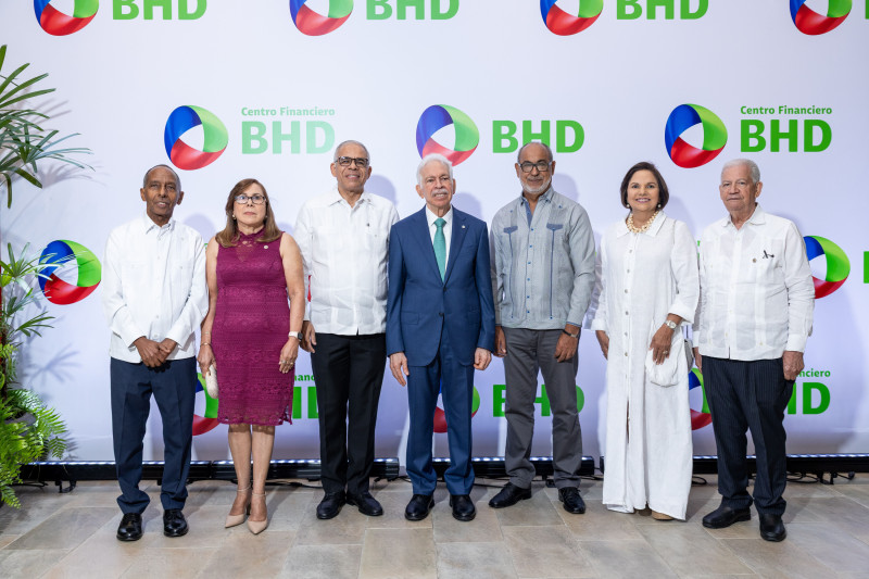 Luis Molina Achécar con miembros del Ateneo
