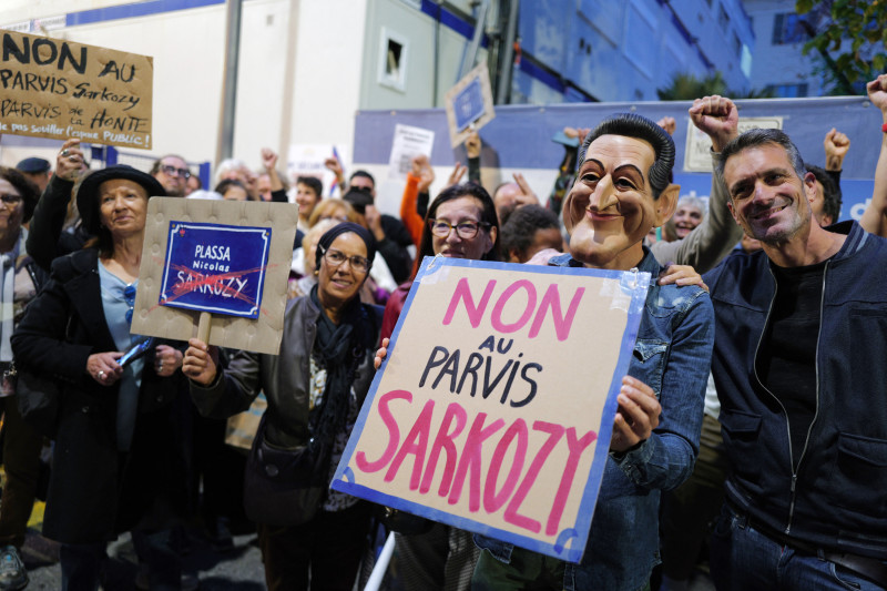 Un vecino, con una máscara de Nicolas Sarkozy