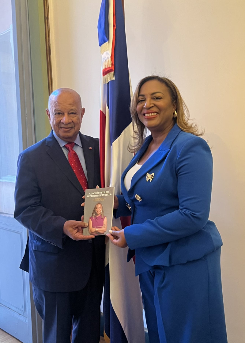 El embajador Rafael Lantigua e Irene Morillo, durante su presentación en la sede de la embajada dominicana en Italia.