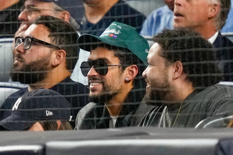 Bad Bunny observa un partido de playoffs entre los Azulejos de Toronto y los Yankees de Nueva York.