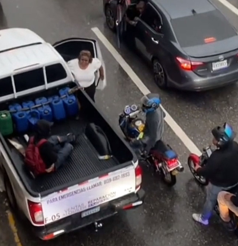 Motorista cayó sobre una camioneta.