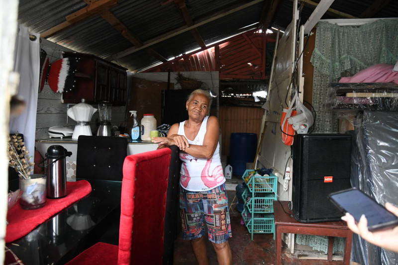 Habitantes en zonas vulnerables empiezan a resguardar sus enseres ante temor de inundaciones.