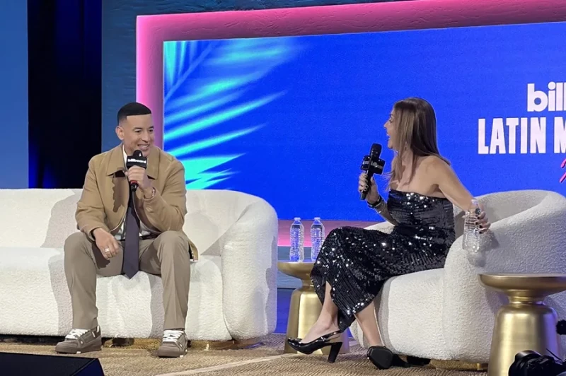 El reguetonero puertorriqueño Daddy Yankee en una entrevista con la Directora Ejecutiva para Contenido y Programación Latina de la revista Billboard, Leila Cobo, este miércoles.