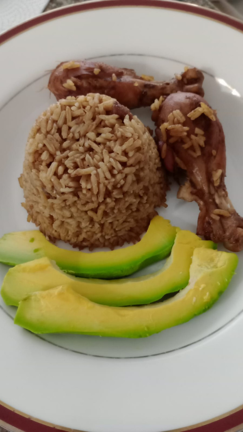 Para los que no comen cuento con su arroz, el moro de habichuelas con carne de pollo también es un plato que no falta en el menú de los días lluviosos.