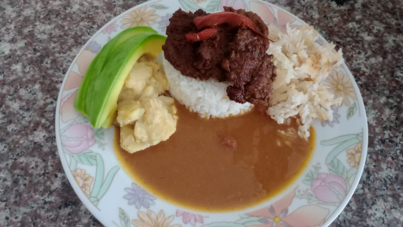 La bandera dominicana, el plato más tradicional del país,  no es fácil de dejar de preparar, incluso bajo esta tormenta.