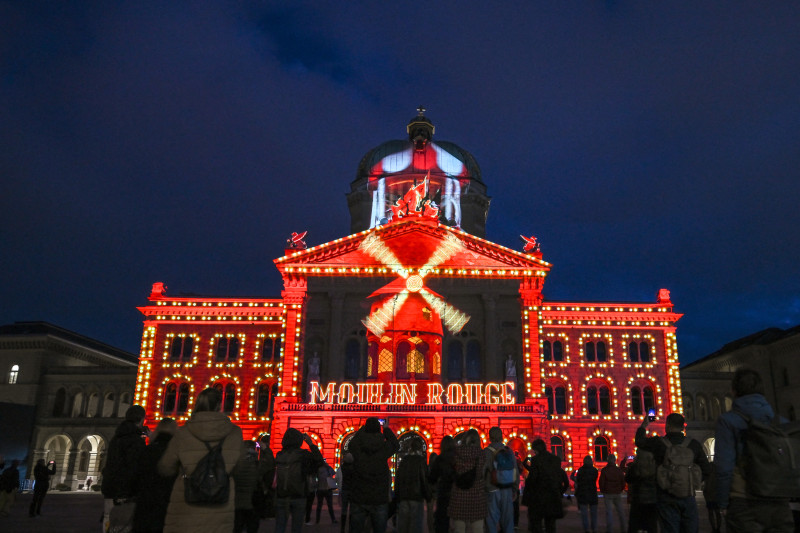 Una imagen que representa el Moulin Rouge de París, creada por Lumine Projections, se proyecta sobre la fachada del Parlamento suizo durante el espectáculo de luces "Rendez-vous Bundesplatz", cuyo tema principal es "Voyage", inspirado en "La vuelta al mundo" de Julio Verne, que se celebrará este año en Berna el 17 de octubre de 2025.
El espectáculo se presentará tres veces por noche hasta el 22 de noviembre de 2025.