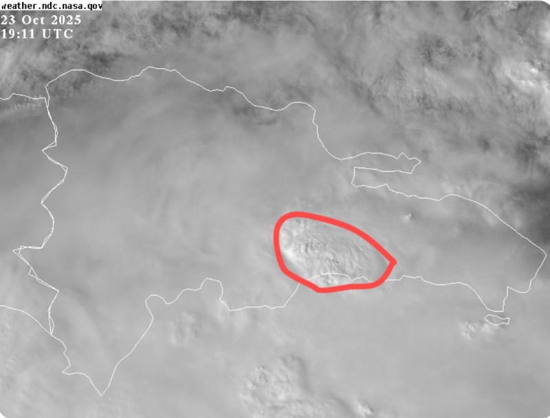 Nubes generadoras de aguaceros con tormentas eléctricas y aisladas rafagas de viento, afectando especialmente el Gran Santo Domingo y otras provincias bajo alerta.
